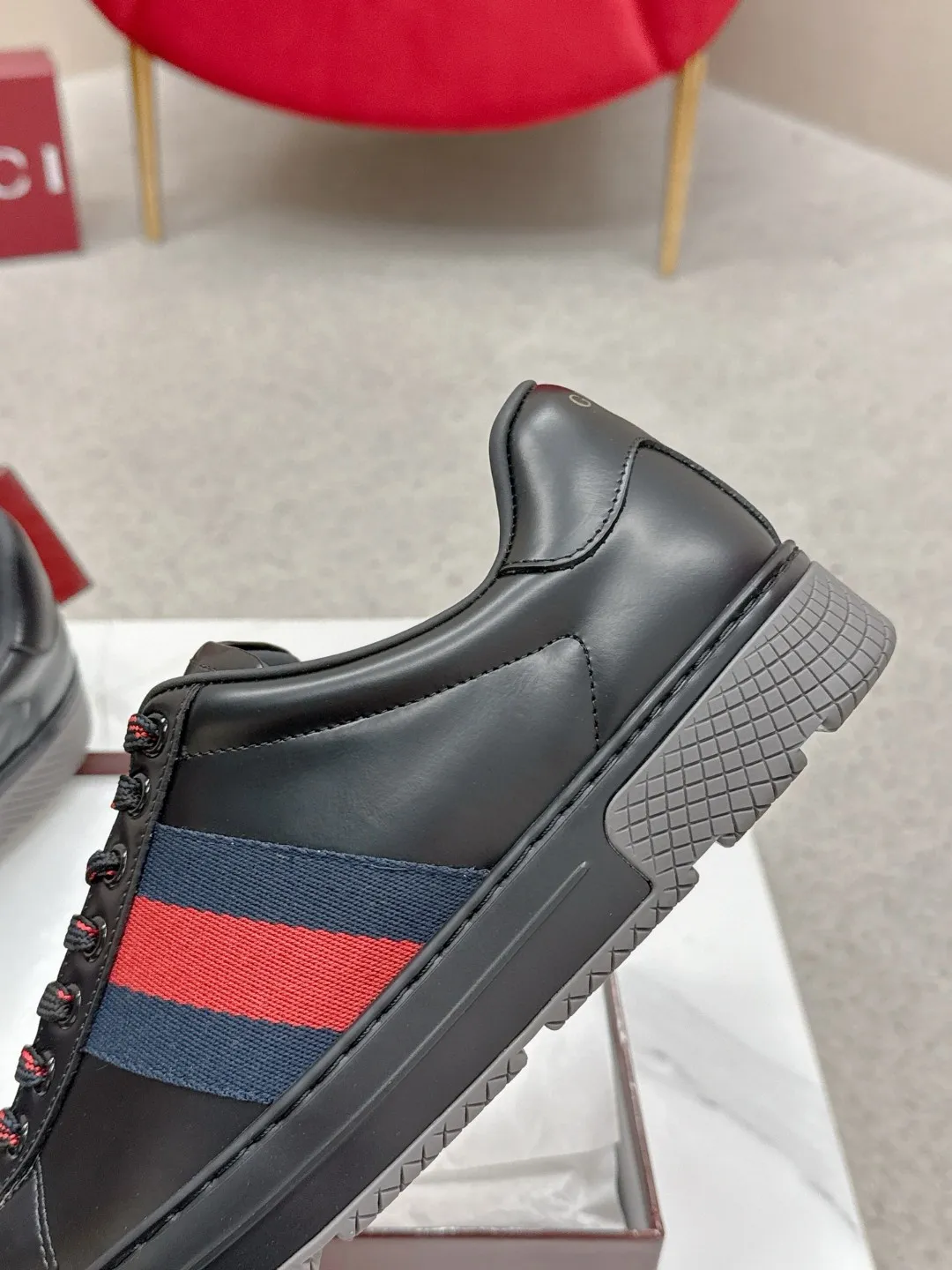 Factory price: 460💰Gucci Gucci's latest ACE series casual sports shoes, the same style as all the stars, classic brown canvas + leather stitching, the red and green stripes on the side are very recognizable. Perfect shoe last, perfect for daily casual wear, super beautiful and comfortable on the feet, a must-have for fashionistas 💯 ☑️Material: Original customized imported first-layer cowhide ☑️Inner lining: Customized imported cowhide ☑️Outsole: Original molded non-slip TPU sole ☑️Sole thickness: 2.5cm ☑️Size: Men's 38-44, customized 45
